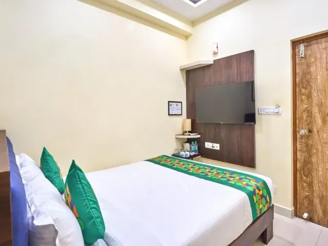 Photo 3 of 10 at Treebo Three Street Inn Near Global Village Tech Park