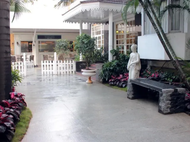 Photo 4 of 10 at Highgates Hotel