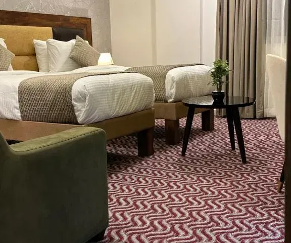 Photo 9 of 10 at ROYAL ACE LUXUR